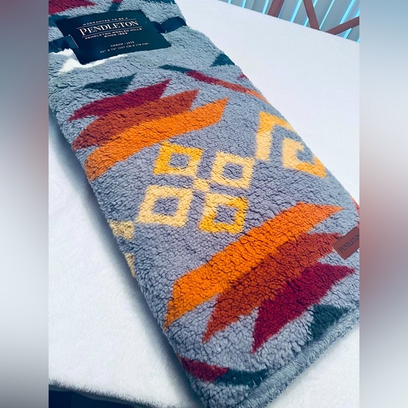 NEW!!  Pendleton Coyote Aztec Sherpa throw blanket - Picture 6 of 12